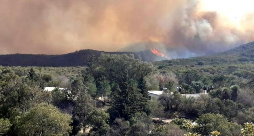  Continúa el combate del incendio forestal en la zona del Cerro Uritorco 