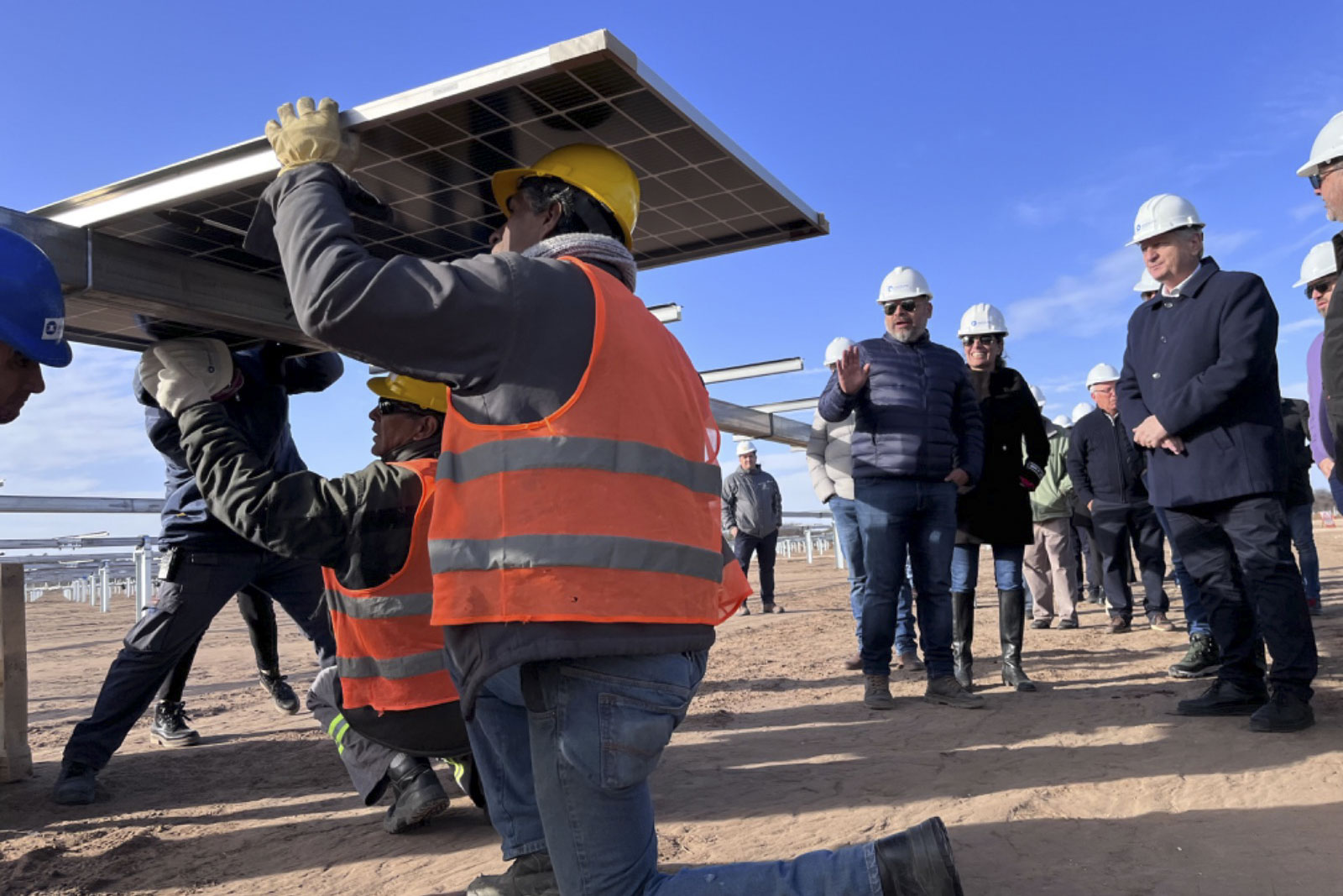 “La Pampa proyecta su futuro”, afirmó Ziliotto durante la colocación de los primeros paneles en el Parque Fotovoltaico de Victorica