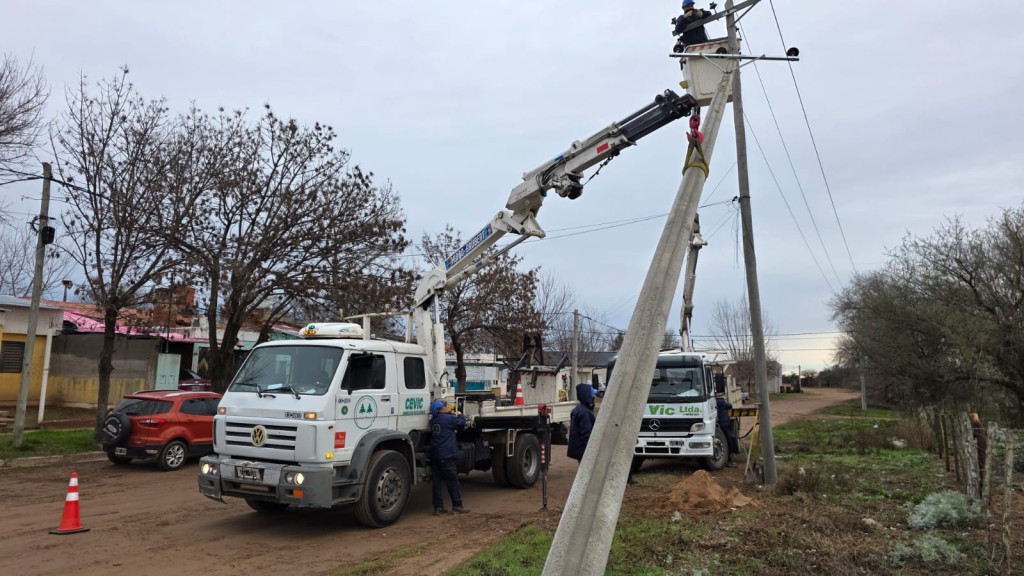 M&aacute;s de 40 nuevas estructuras de cemento fortalecen la red el&eacute;ctrica de media tensi&oacute;n en Victorica