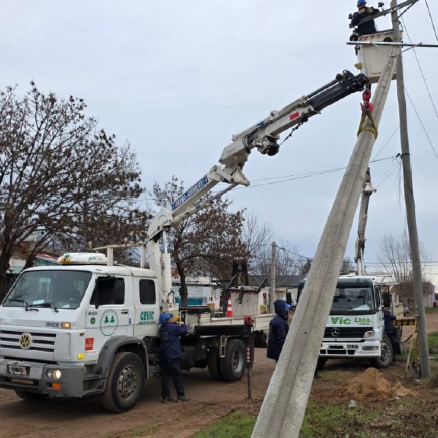 M&aacute;s de 40 nuevas estructuras de cemento fortalecen la red el&eacute;ctrica de media tensi&oacute;n en Victorica